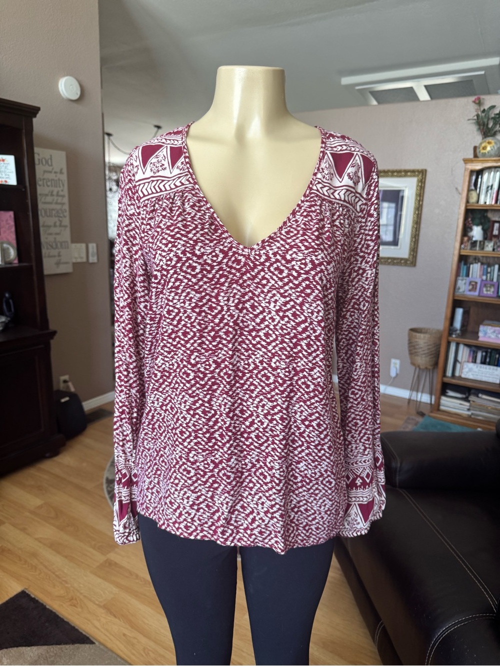 Billabong burgundy & white printed V-neck blouse/size M